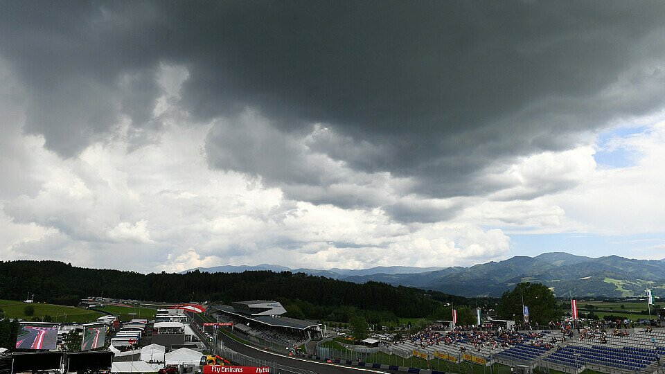 Das erste Rennwochenende der Formel 1 2020 beginnt mit dicken Wolken und Regen, Foto: Sutton
