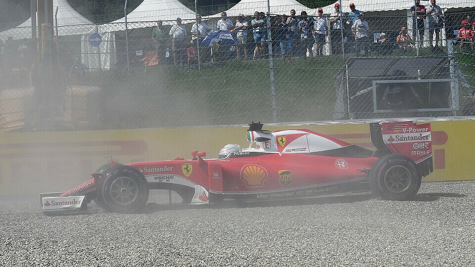 Sebastian Vettel flog im zweiten Training ab, Foto: Sutton