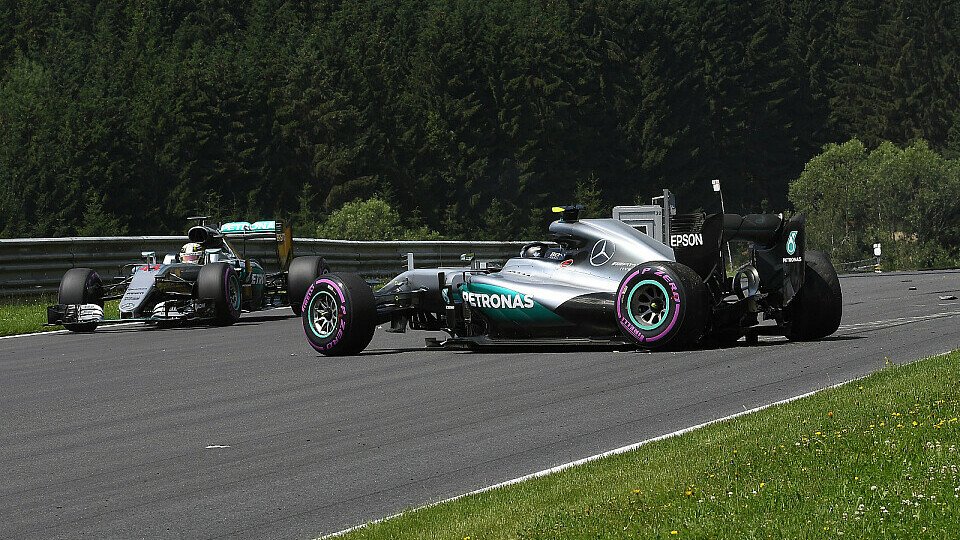 Lewis Hamilton und Nico Rosberg dürfen weiter frei gegeneinander fahren, Foto: Sutton