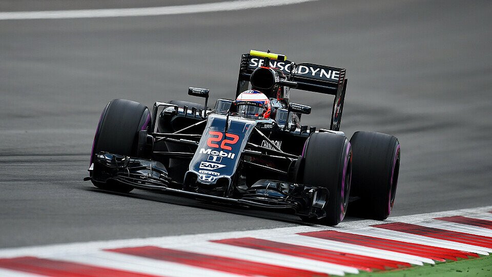 Die McLaren-Fahrer dürfen sich über ein Update ihres Verbrennungsmotors freuen, Foto: Sutton