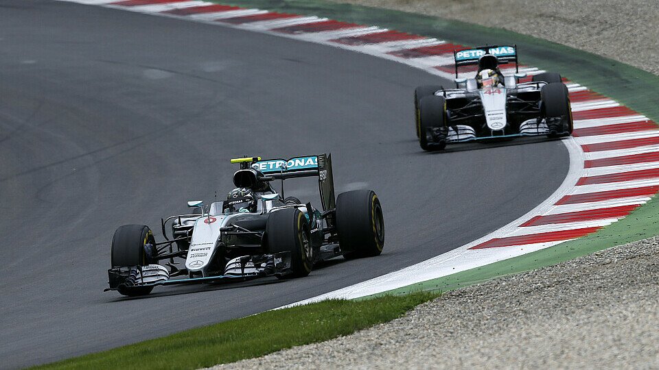 Die Mercedes-Piloten Nico Rosberg und Lewis Hamilton lieferten sich zum Ende des Rennens beim Österreich GP einen harten Fight, Foto: Sutton