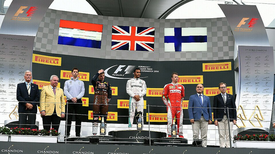Lewis Hamilton wurde in Österreich auf dem Podium ausgebuht, Foto: Sutton