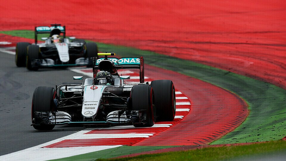 Hamilton und Rosberg lieferten sich bis zum bitteren Ende ein Duell um den Sieg, Foto: Sutton