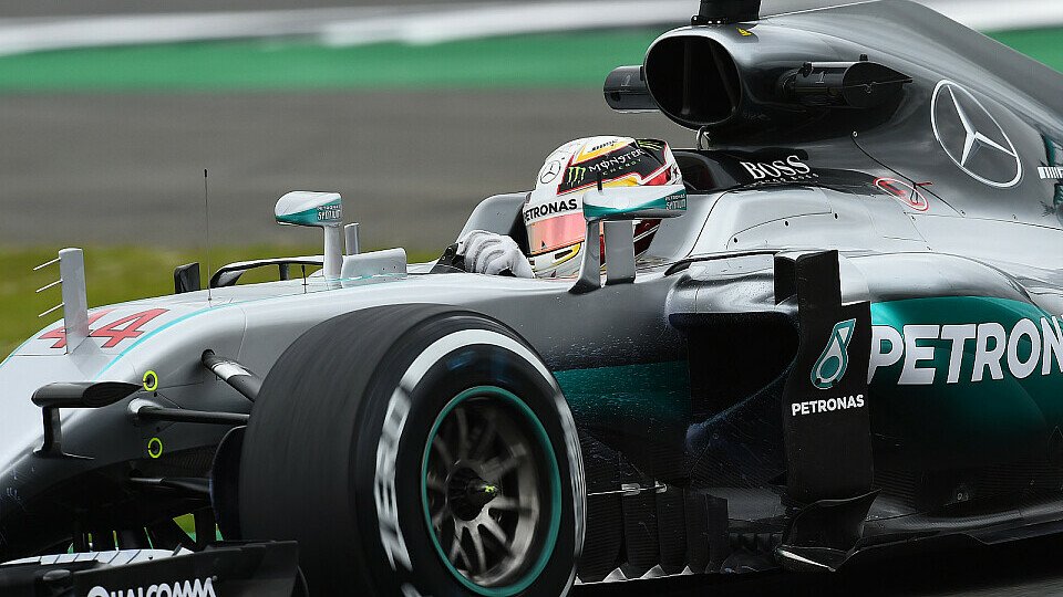 Lewis Hamilton erzielte im Mercedes die Bestzeit im 2. Training in Silverstone, Foto: Sutton