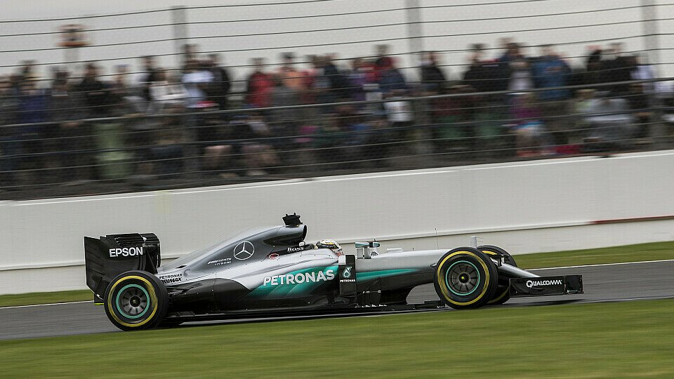 Lewis Hamilton gibt in Silverstone Gas, Foto: Sutton