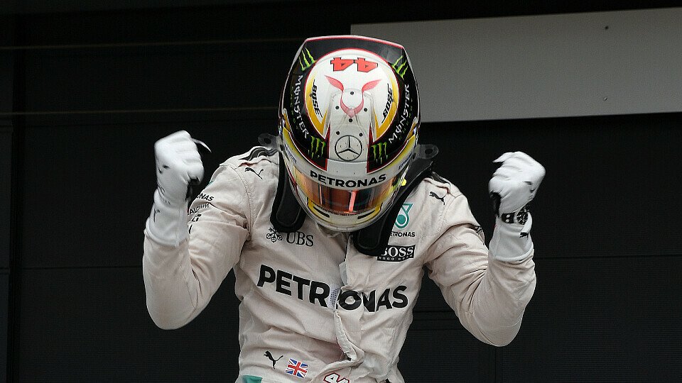 Lewis Hamilton freut sich über seine Pole - zurecht?, Foto: Sutton