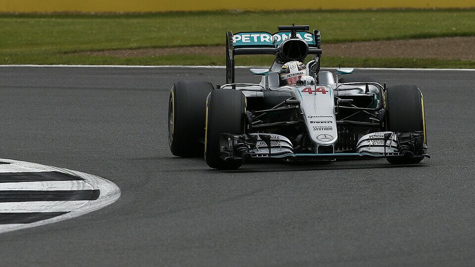 Mercedes-Pilot Lewis Hamilton steht beim Großbritannien GP in Silverstone auf der Pole Position. Dahinter folgen Nico Rosberg und Max Verstappen, Foto: Sutton