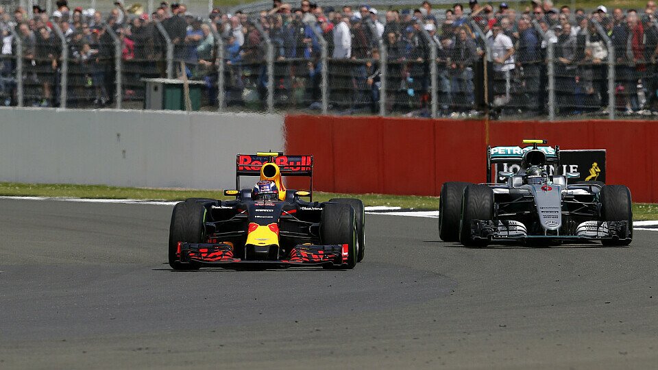 Nico Rosberg und Max Verstappen lieferten sich ein hartes Duell, Foto: Sutton