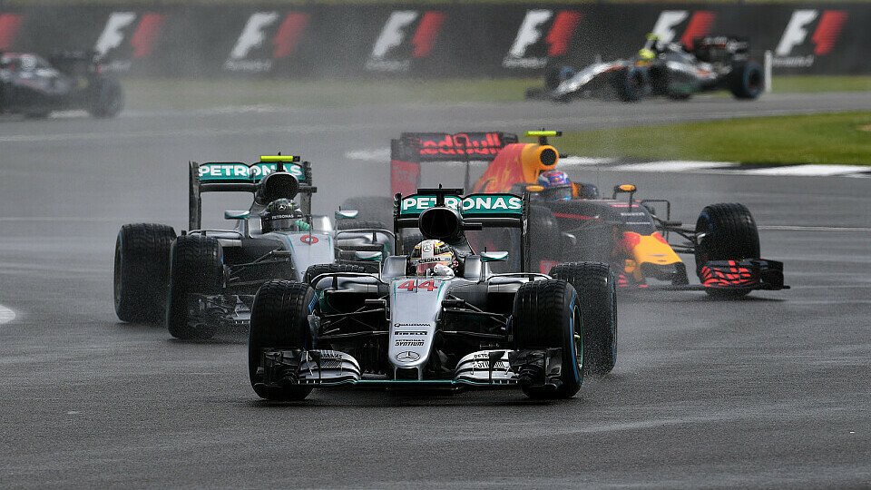 Mercedes-Pilot Lewis Hamilton hat den Großbritannien GP in Silverstone gewonnen, Nico Rosberg wurde nach einer Strafe Dritter, Foto: Sutton