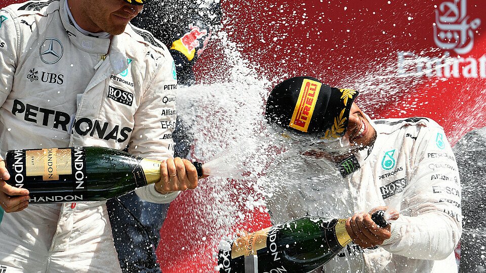 Rosberg und Hamilton geben es sich richtig: auf der Strecke, auf dem Podium, in Interviews, Foto: Sutton