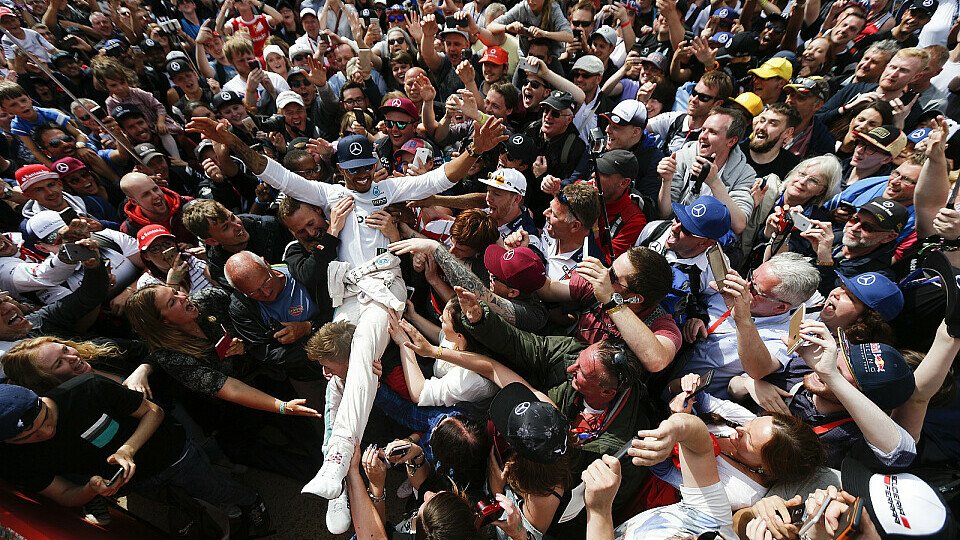 Bad in der britischen Menge: So feiert Lewis Hamilton den dritten Silverstone-Sieg, Foto: Sutton