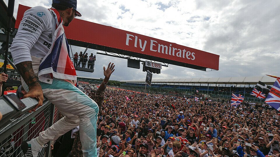 Lewis Hamilton auf dem Weg zu seiner Crowdsurfing-Party in Silverstone, Foto: Sutton