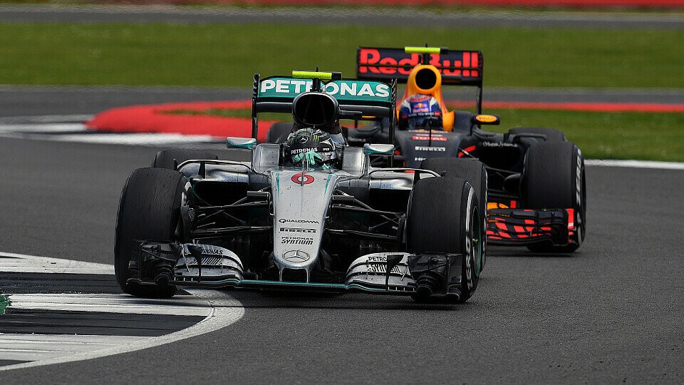 Verstappen und Rosberg lieferten sich ein sehenswertes Duell, Foto: Sutton
