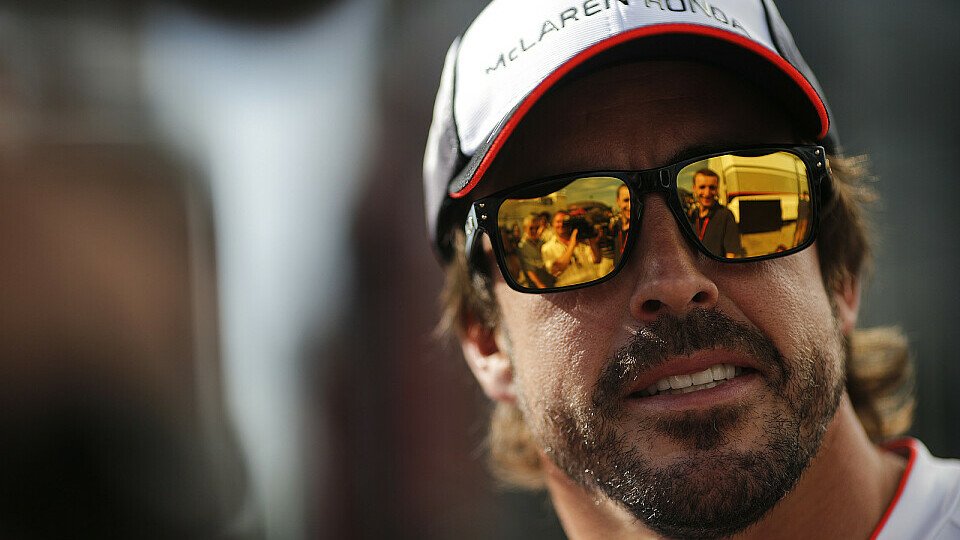 Fernando Alonso kennt interessantere Themen als Max Verstappen und Kimi Räikkönen, Foto: Sutton