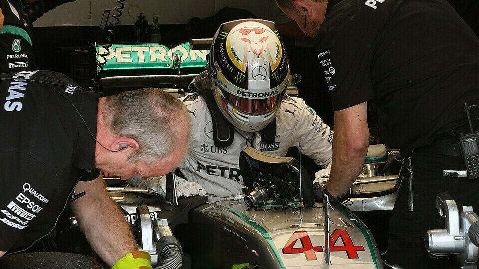 Lewis Hamilton musste das Training nach einem Unfall frühzeitig beenden, Foto: Sutton