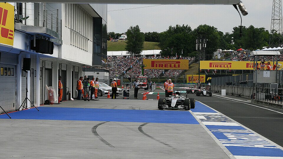Lewis Hamilton konnte aus eigener Kraft an die Box zurückkehren, Foto: Sutton