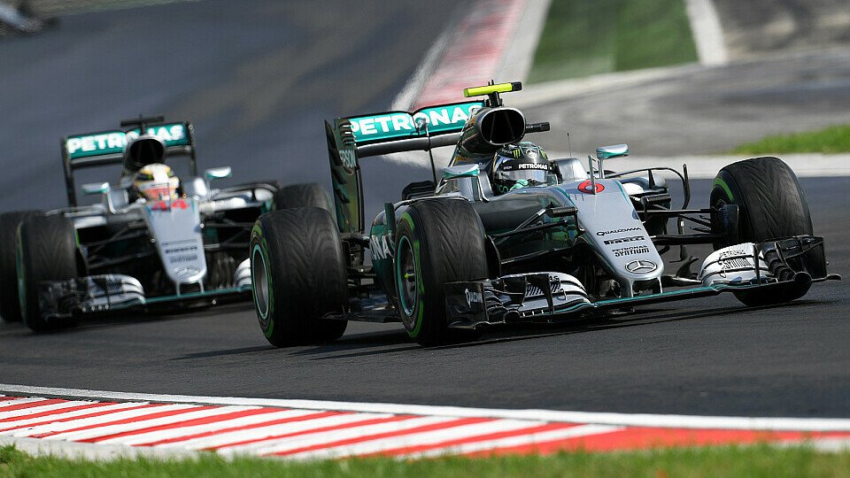 In der ersten Kurve könnte es zwischen Hamilton und Rosberg bereits sehr eng werden, Foto: Sutton