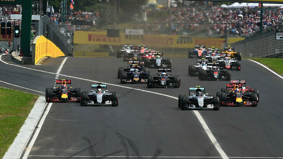 Ungarn GP der Formel 1 2016: Hamilton schnappte sich Rosberg am Start und gewann, Foto: Sutton
