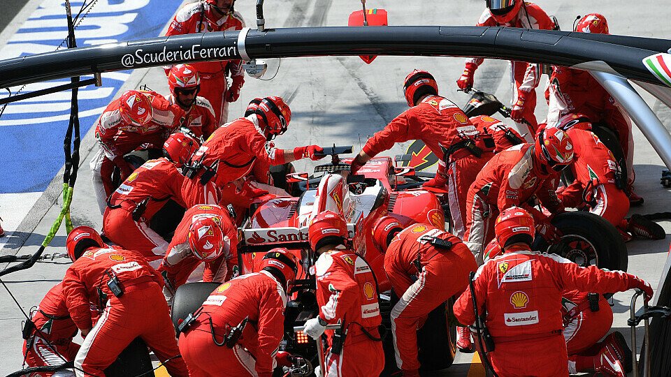 Die rote Bande stürzt sich auf Kimi Räikkönen, dabei wollte der beim Ungarn GP doch nur nach dem Weg fragen, Foto: Sutton