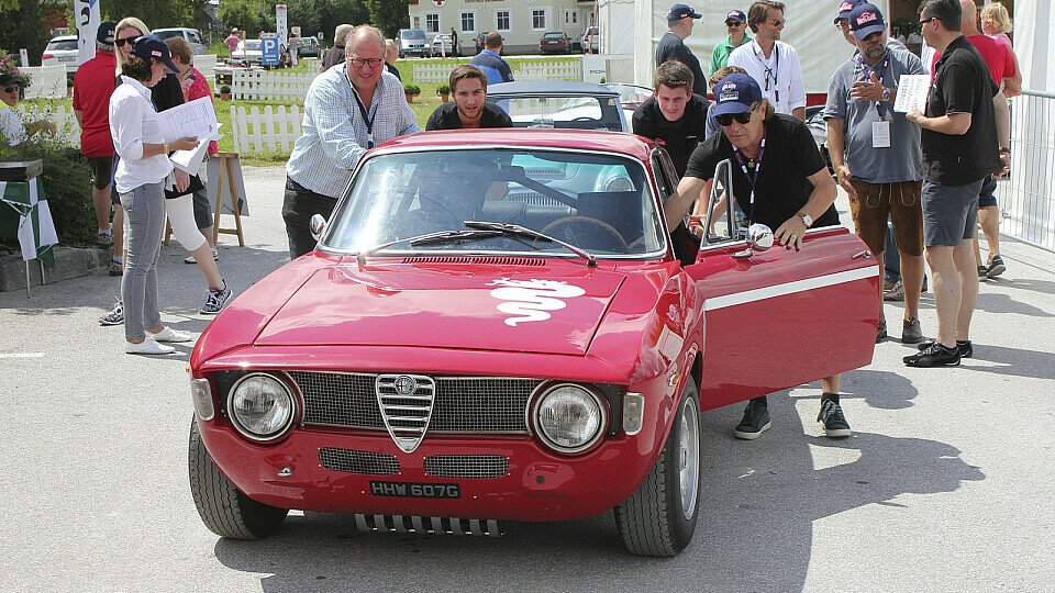 Brian Johnson (an der Fahrertür) schiebt den Alfa Romeo von 1966 schon mal an, Foto: Ennstal-Classic/Emil Pamlitschka