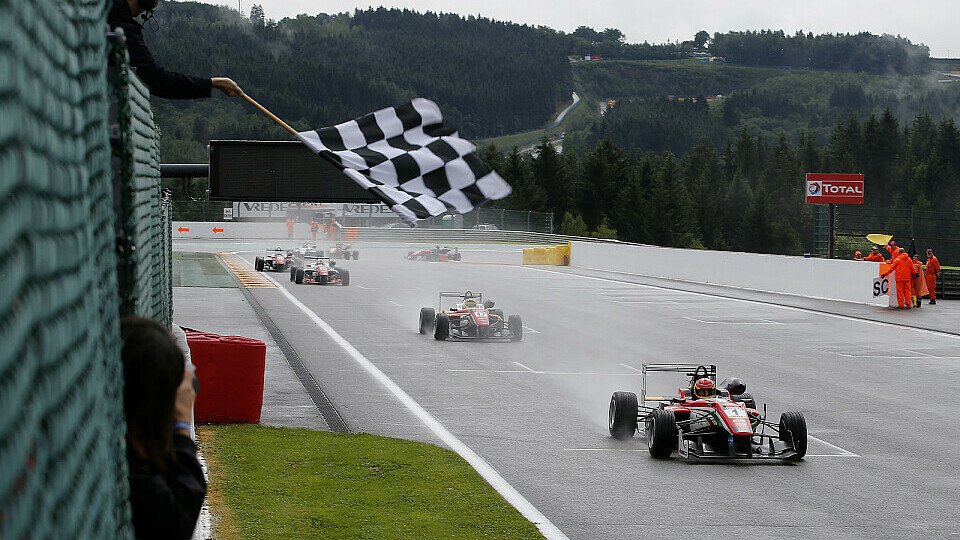 Die Formel-3-Piloten trotzten starkem Regen in den Ardennen, Foto: FIA F3