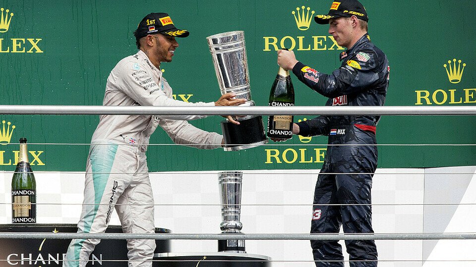Lewis Hamilton durfte einen großen Schluck Champagner nehmen, Foto: Sutton