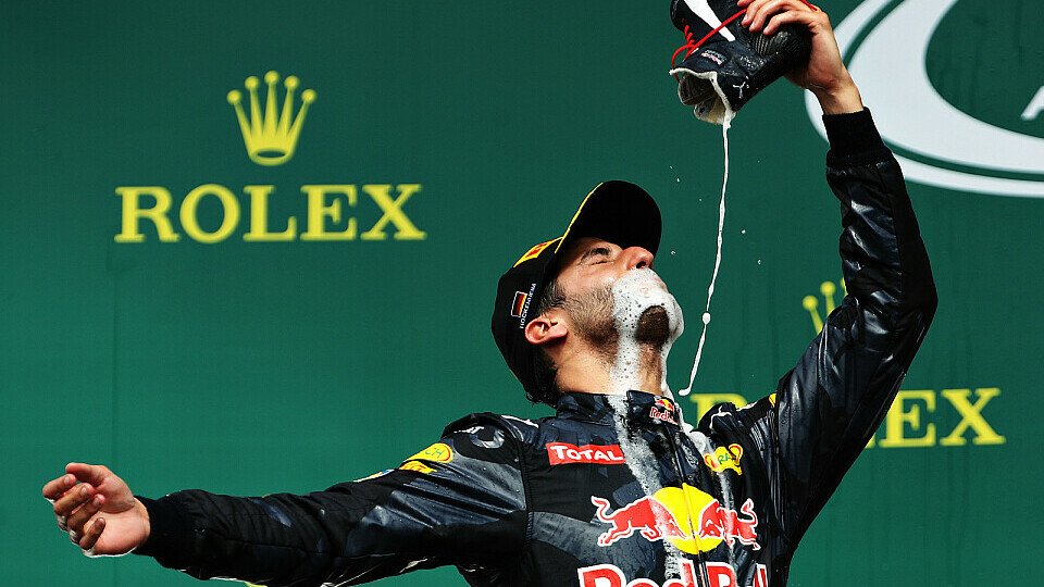 Daniel Ricciardo schmeckt Champagner aus dem Schuh, Foto: Red Bull