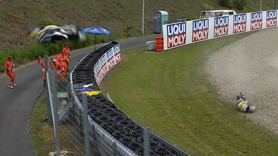 Bei den Stürzen von Lüthi und Crutchlow flogen die Bikes über den Zaun am Streckenrand, Foto: MotoGP.com/Screenshot