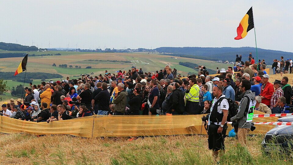 Die Fans von Thierry Neuville sind auf der Panzerplatte lautstark vertreten, Foto: ADAC Rallye Deutschland