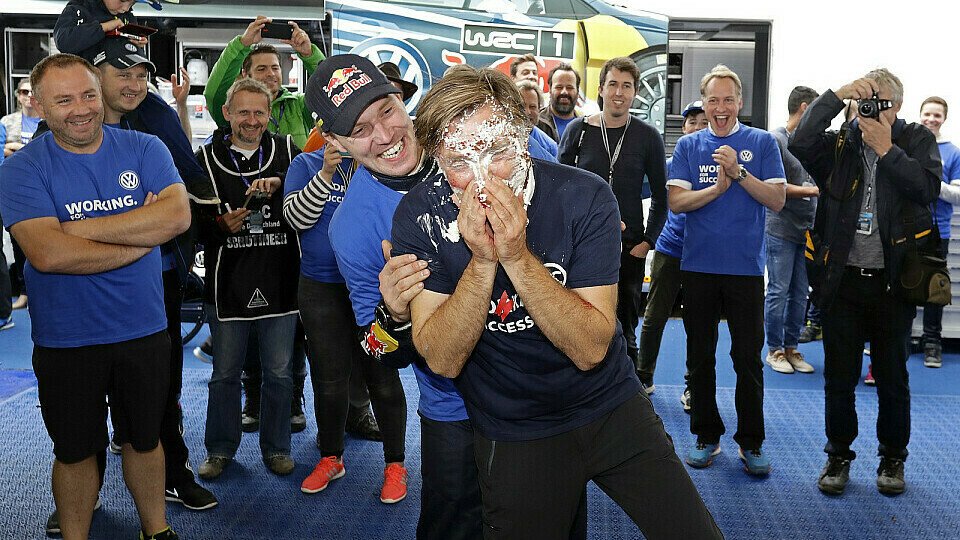 Zum Abschied gab es für Jost Capito eine Torte - und zwar ins Gesicht, Foto: Volkswagen Motorsport