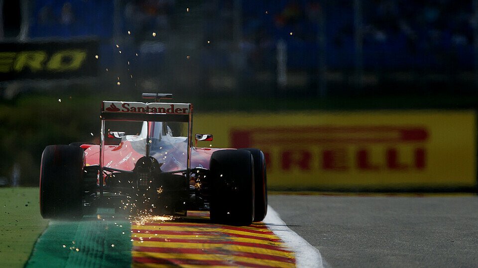 Sebastian Vettel beschwert sich in Spa laut über einen Fahrerkollegen, Foto: Sutton