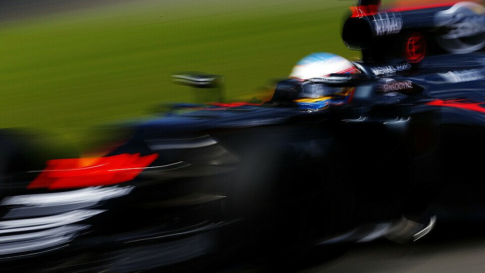 Fernando Alonso flog zu Rennbeginn geradezu durchs Feld, Foto: Sutton