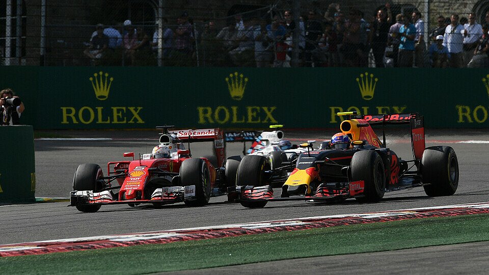 Platz frei für Weltmeister Sebastian Vettel? Nicht mit Max Verstappen, Foto: Sutton