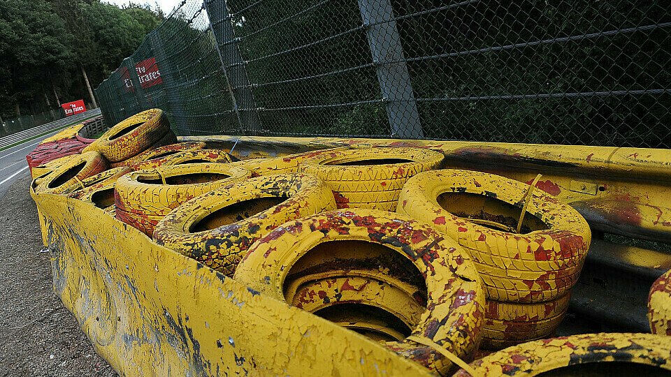 Kevin Magnussen flog mit seinem Renault in die Reifenstapel von Spa, Foto: Sutton
