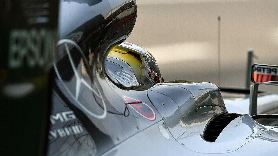 Lewis Hamilton verlor den Italien GP am Start, Foto: Sutton