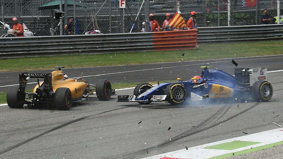 Der Unfall zwischen Nasr und Palmer war eines der wenigen Highlights in Monza, Foto: Sutton