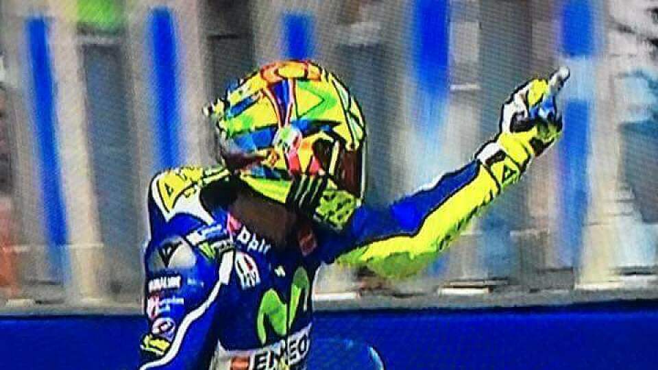 Wegen Rossis Mittelfinger gegen Aleix Espargaro werden derbe Gesten künftig unter Strafe gestellt, Foto: MotoGP.com/Screenshot