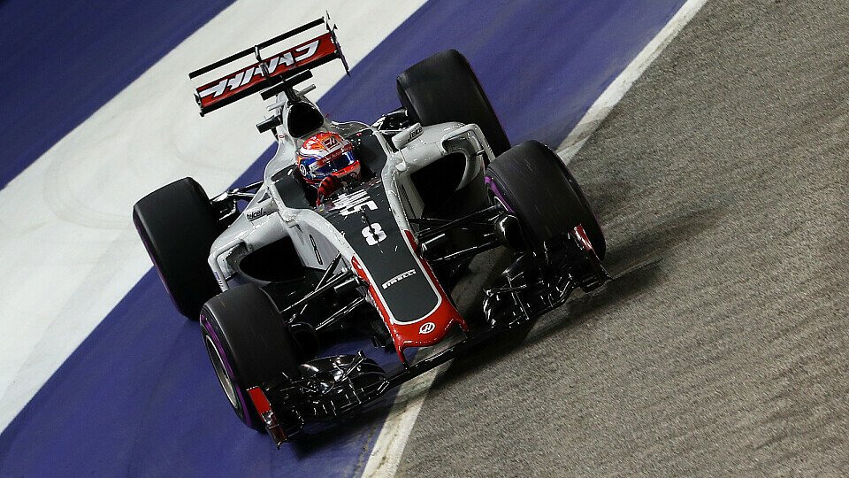 Haas-Pilot Romain Grosjean fehlten nach einem Crash im 2. Training Teile seines Heckflügels, Foto: Sutton