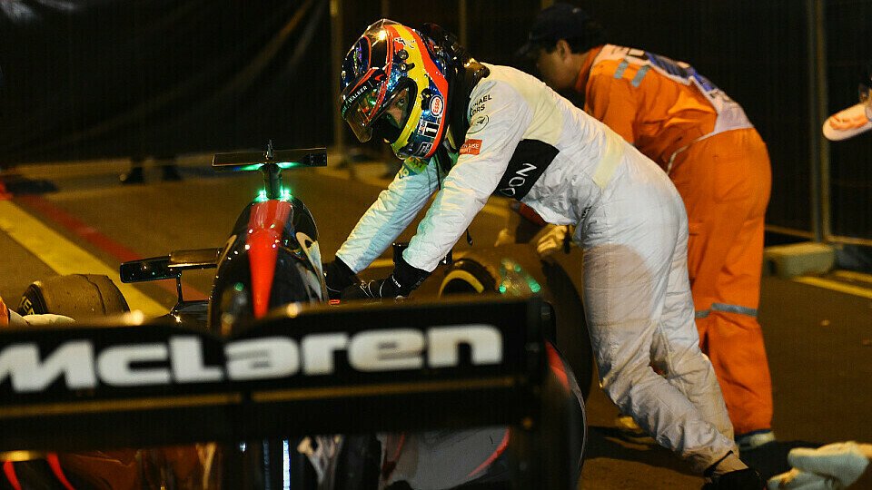 Fernando Alonso legte bei seinem gestrandeten Fahrzeug selbst Hand an, Foto: Sutton