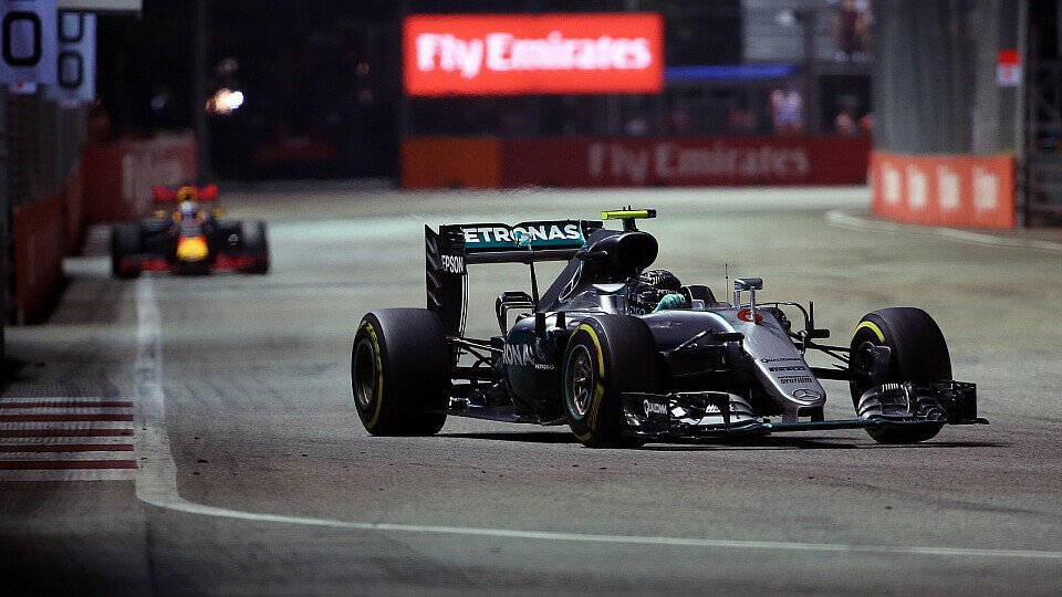 Mercedes-Pilot Nico Rosberg gewinnt in Singapur hauchdünn vor Red Bulls Daniel Ricciardo, Foto: Sutton