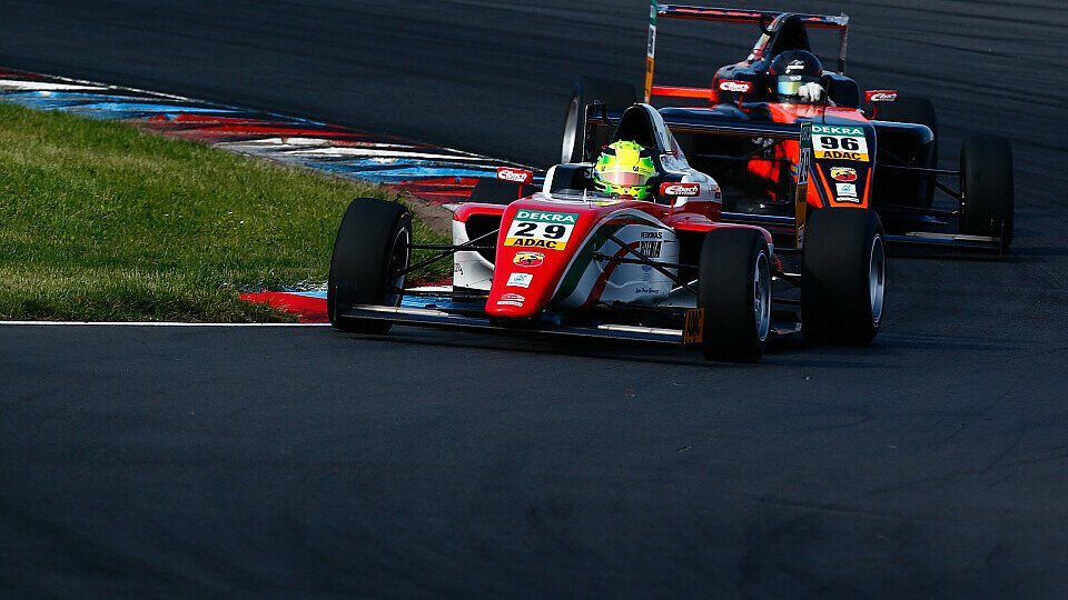 Auf der Strecke Konkurrenten: Mick Schumacher (Nr. 29) und Joey Mawson (Nr. 96), Foto: ADAC Formel 4