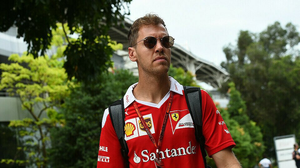 Sebastian Vettel und sein Rucksack machten in Abu Dhabi unliebsame Bekanntschaft mit den Sicherheitsbehörden, Foto: Sutton