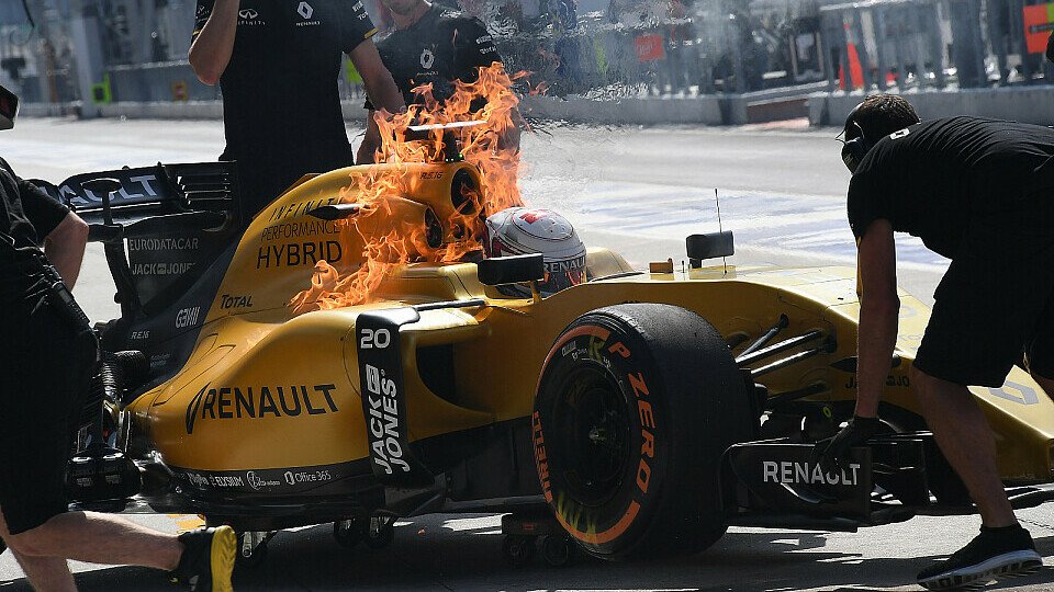 Kevin Magnussens Renault brannte im Training in Malaysia lichterloh, Foto: Sutton