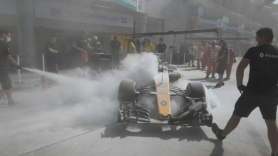 Der Renault von Kevin Magnussen wurde in Malaysia zum Feuerspucker, Foto: Sutton