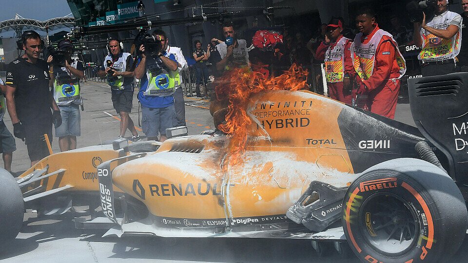 Kevin Magnussens Renault stand in FP1 in Flammen. Der Pilot blieb unverletzt, Foto: Sutton