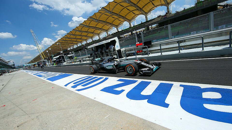 Lewis Hamilton holte in Malaysia überlegen die Pole Position, Foto: Sutton