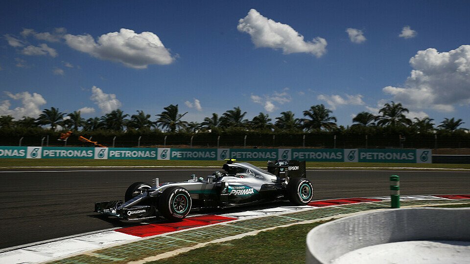 Nico Rosberg hofft Lewis Hamilton beim Start zu überholen, Foto: Mercedes-Benz
