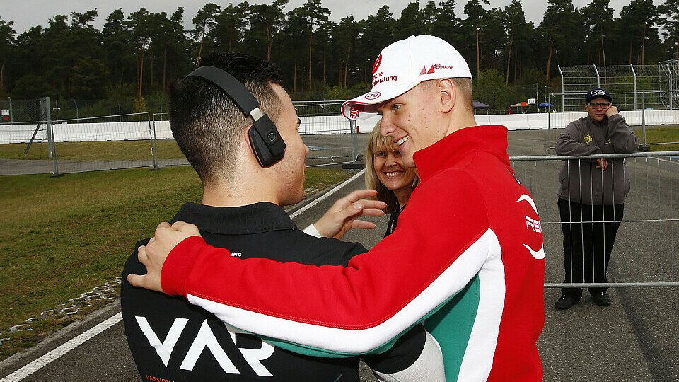 Mick Schumacher gratuliert Joey Mawson zum Titel, Foto: ADAC Formel 4