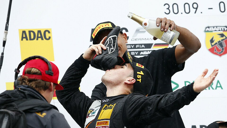 Große Freude beim neuen Champion, Foto: ADAC Formel 4