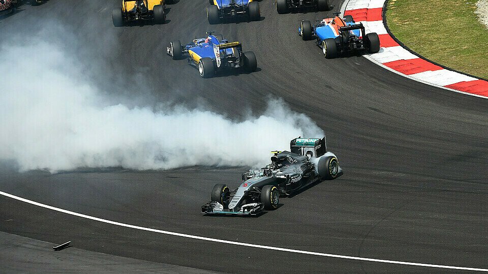 Nico Rosberg wurde in Malaysia von Sebastian Vettel abgeschossen, Foto: Sutton